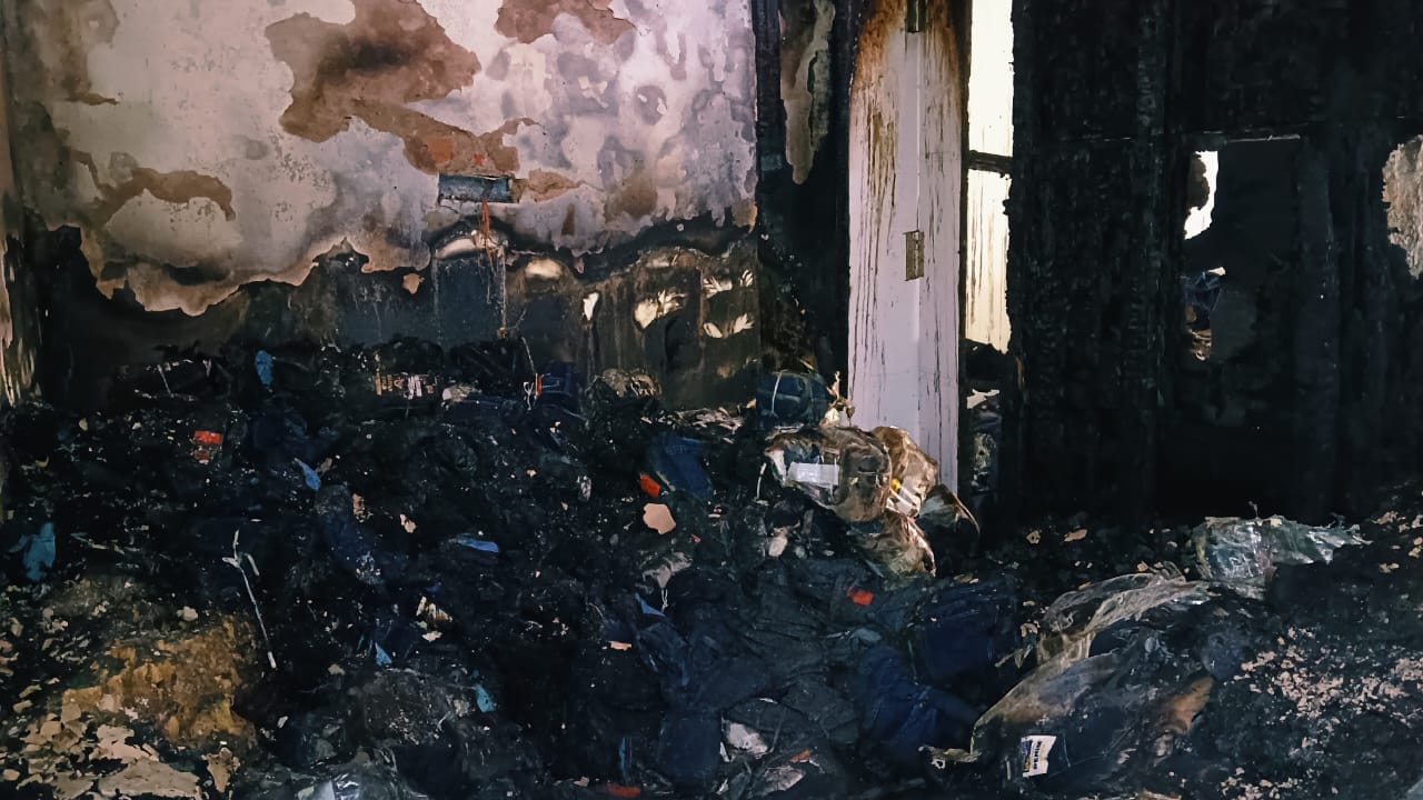 गारमेंट की दुकान में आग लगने से जला हुआ कपड़ा । संवाद