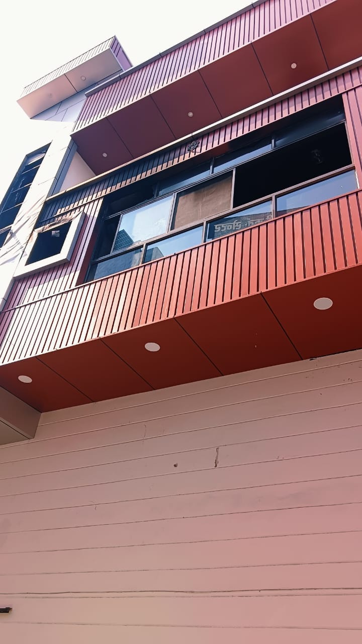 गारमेंट की दुकान में आग लगने से जला हुआ कपड़ा । संवाद