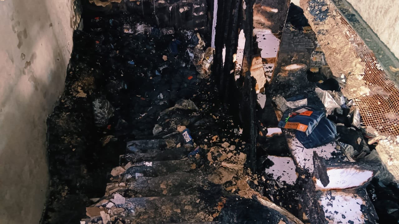 गारमेंट की दुकान में आग लगने से जला हुआ कपड़ा । संवाद