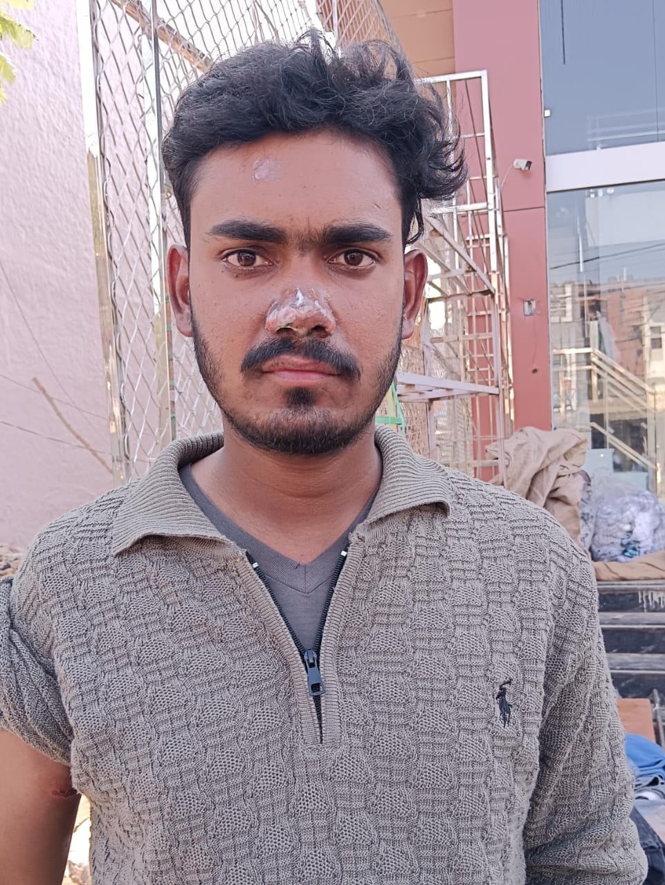 गारमेंट की दुकान में आग लगने से जला हुआ कपड़ा । संवाद