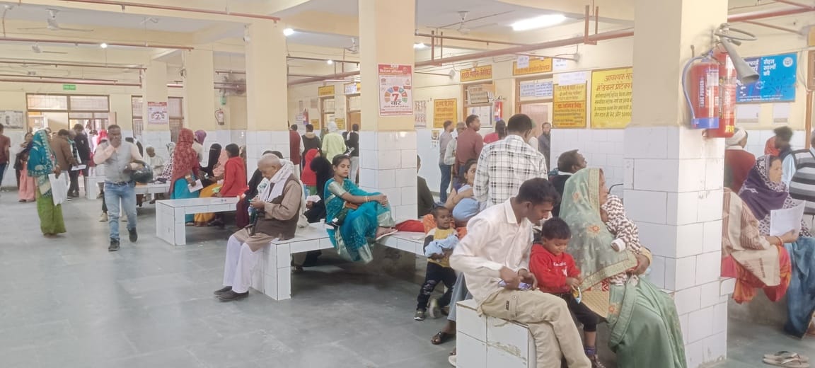 जिला अस्पताल में मरीजों की जांच करते चिकित्सक-संवाद जिला अस्पताल में मरीजों की जांच करते चिकित्सक-संवाद