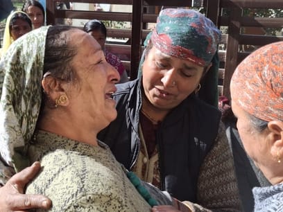 कुल्लू के गदौरी में मकान में लगी आग में जलकर राख हुआ कमरा।-संवाद कुल्लू के गदौरी में मकान में लगी आग में जलकर राख हुआ कमरा।-संवाद
