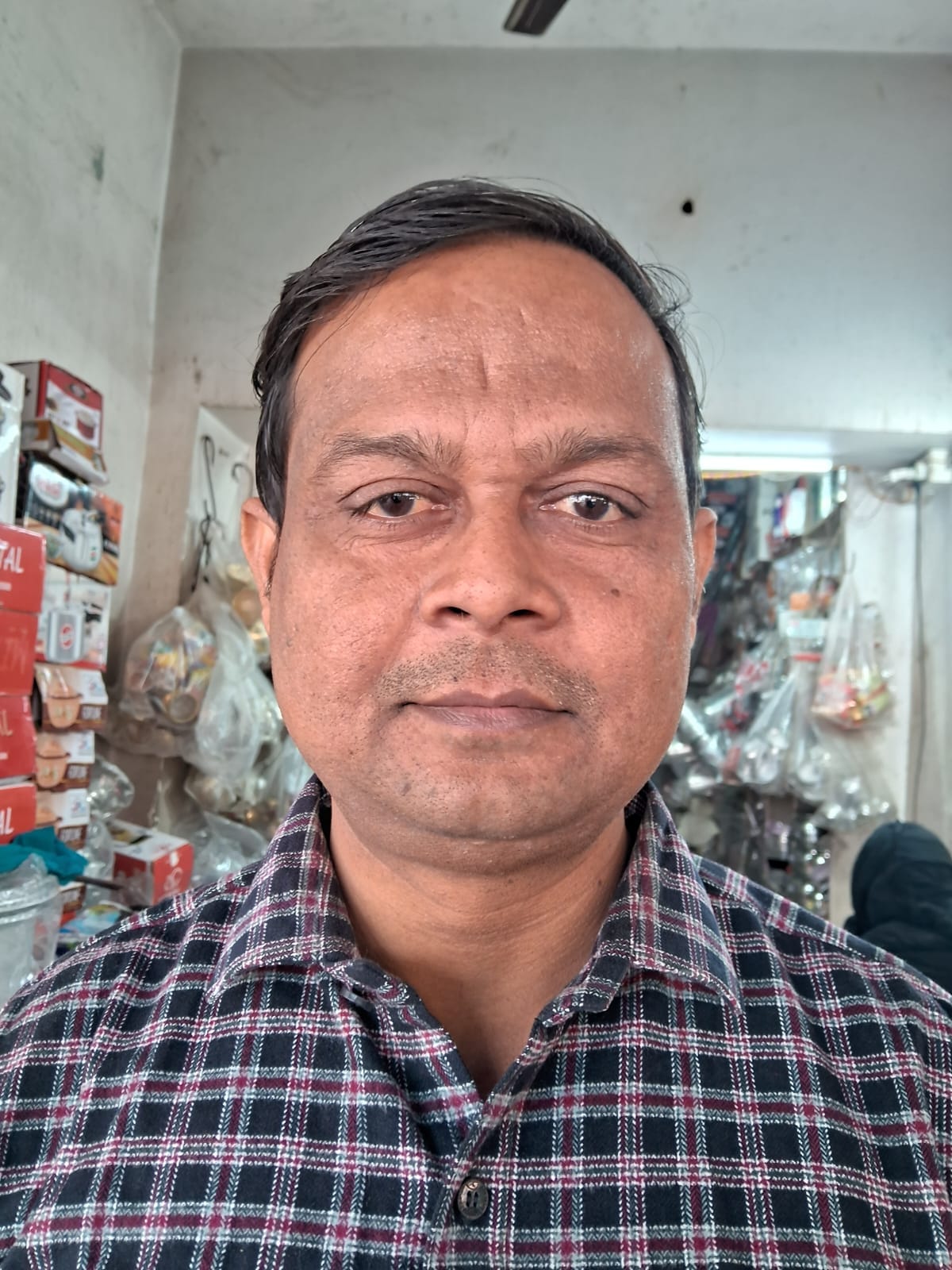 करारी में पीतल के बर्तन खरीदते लोग:samvad करारी में पीतल के बर्तन खरीदते लोग:samvad