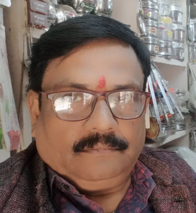 करारी में पीतल के बर्तन खरीदते लोग:samvad करारी में पीतल के बर्तन खरीदते लोग:samvad