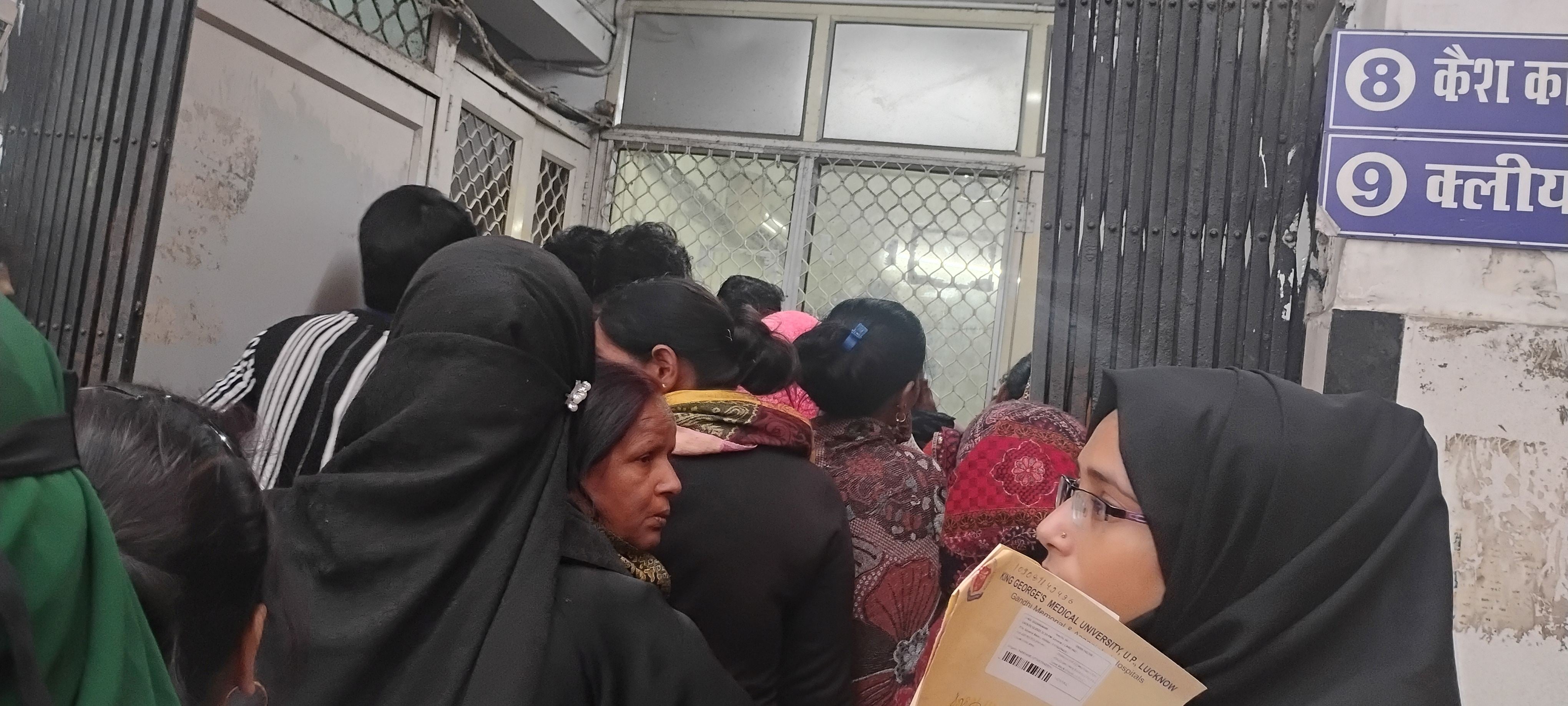 क्वीन मेरी में बृहस्पतिवार को काउंटर पर लगी भीड़। क्वीन मेरी में बृहस्पतिवार को काउंटर पर लगी भीड़।