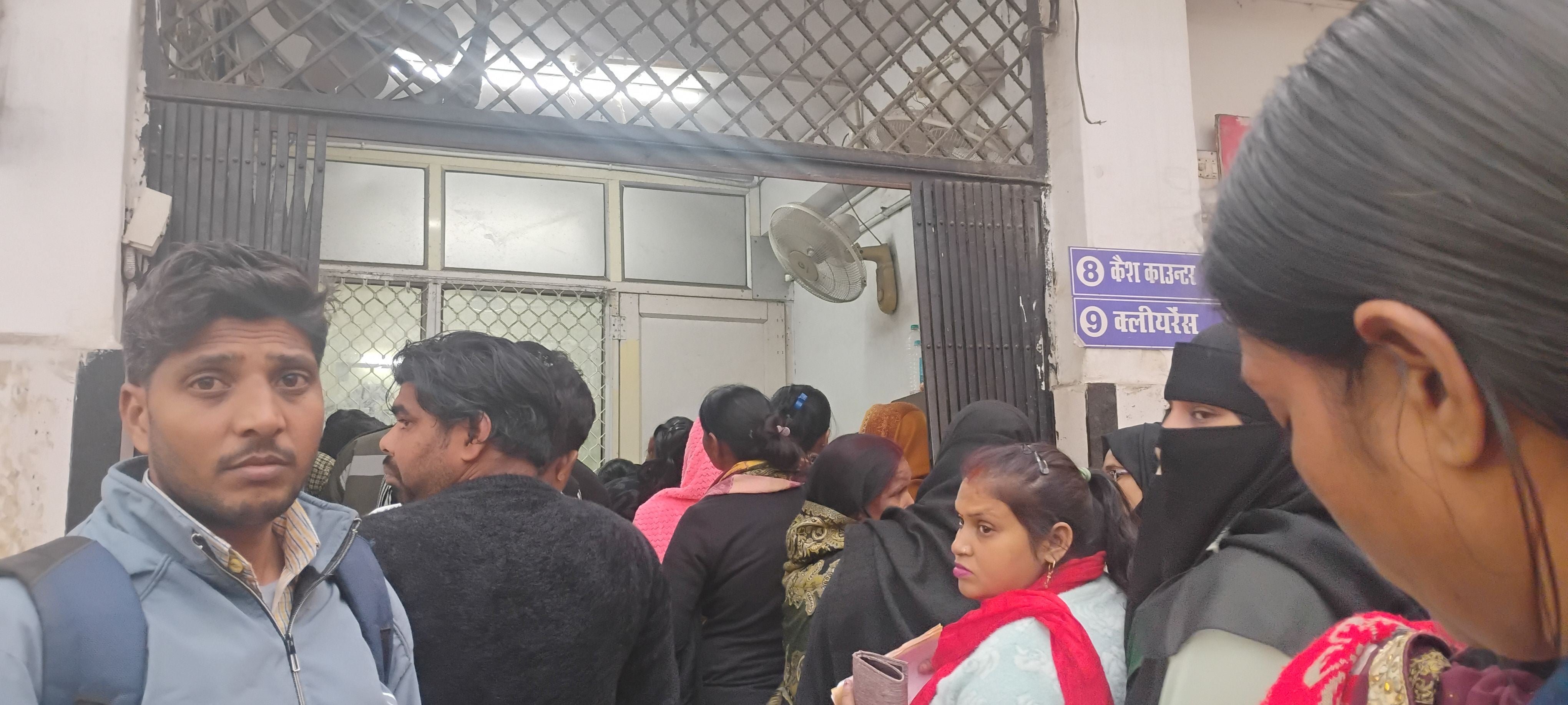 क्वीन मेरी में बृहस्पतिवार को काउंटर पर लगी भीड़। क्वीन मेरी में बृहस्पतिवार को काउंटर पर लगी भीड़।