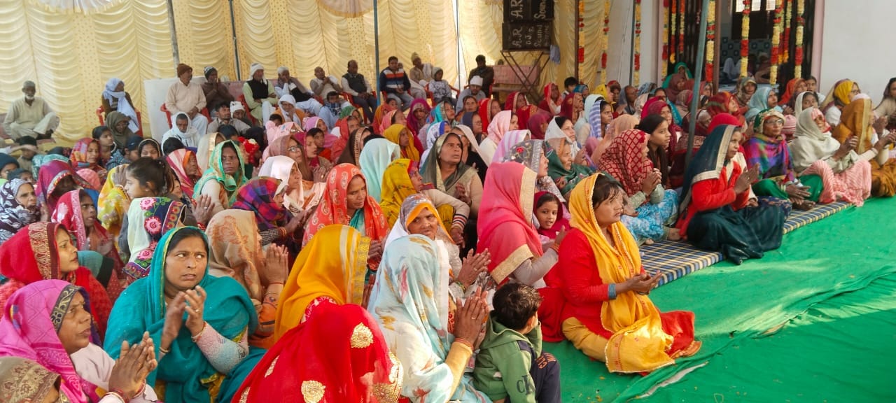 लावड़- श्रीमद्भागवत कथा में कथा का वर्णन करतीं कथा वाचिका साध्वी श्यामलता देवी। स्रोत : आयोजक