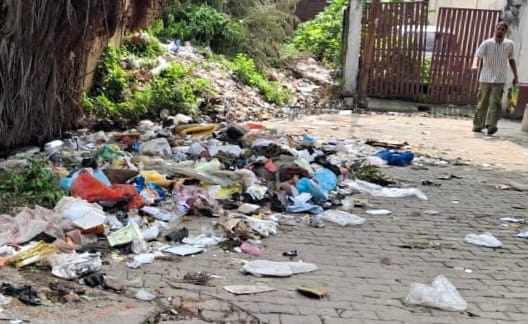 मोहल्ला हिदायतनगर में कच्ची गली व गंदगी। संवाद