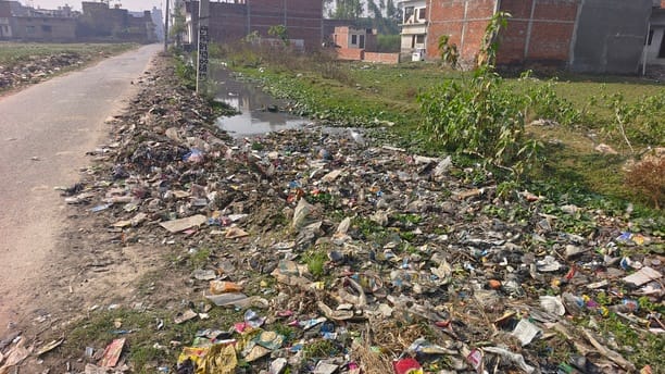 मोहल्ला हिदायतनगर में कच्ची गली व गंदगी। संवाद