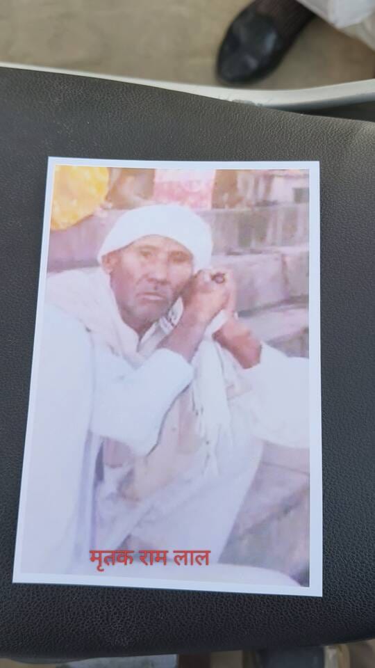 मृतक के परिजनों को समझाते  पुलिस उपाधीक्षक सतीश गौतम । संवाद