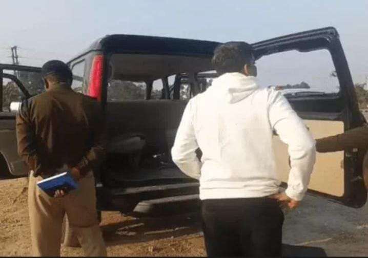 पुलिस द्वारा बरामद की गई लाठियां।