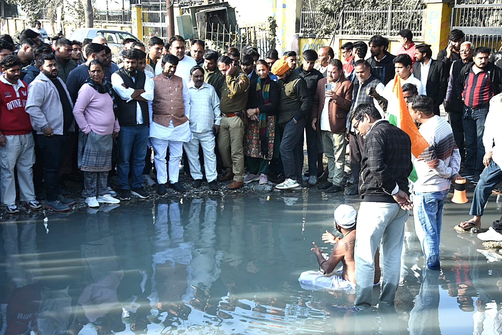 परिक्रमा मार्ग पर पानी में बैठक धरना प्रदर्शन करता विजय हिंदुस्तानी : संवाद परिक्रमा मार्ग पर पानी में बैठक धरना प्रदर्शन करता विजय हिंदुस्तानी : संवाद