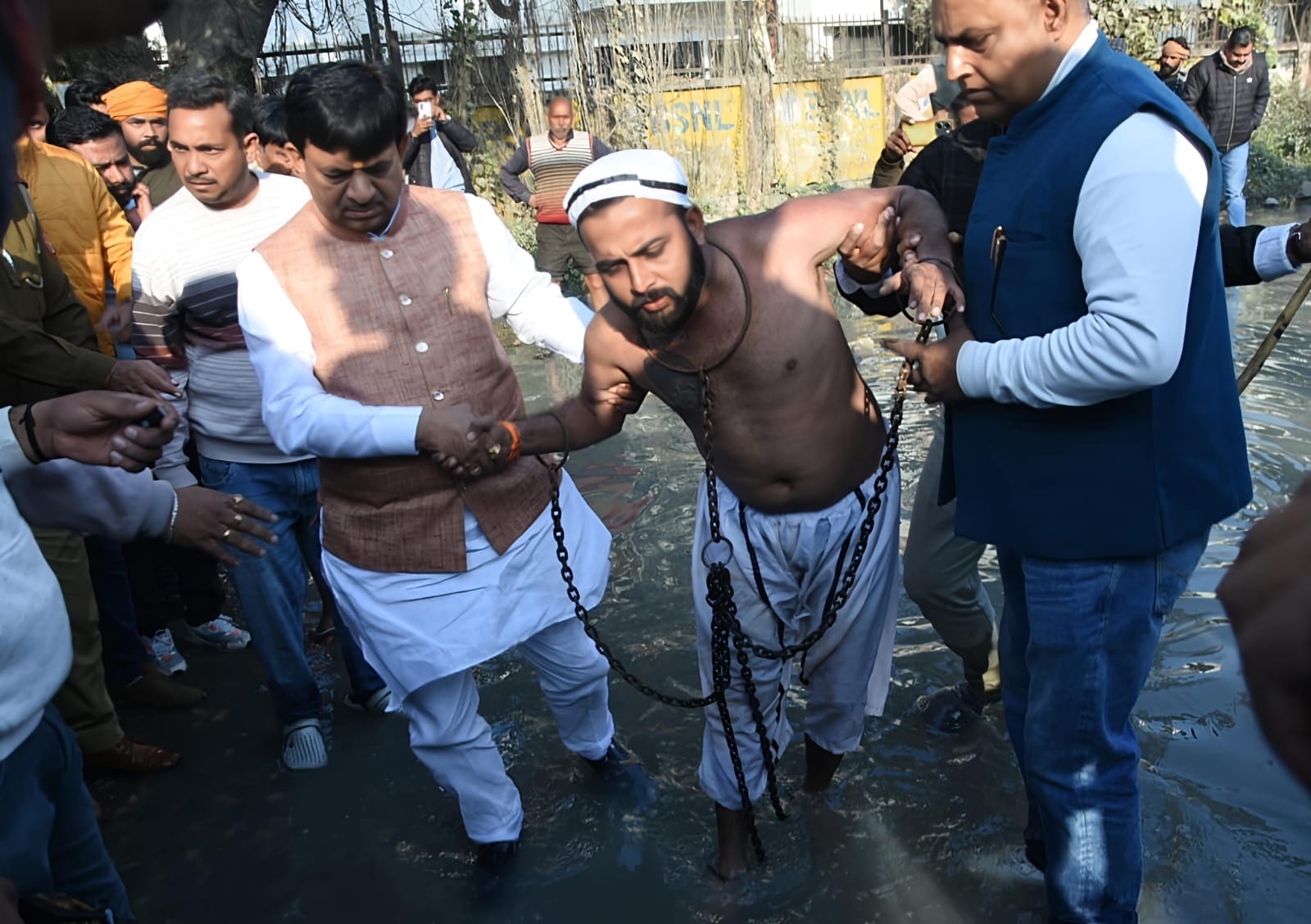 परिक्रमा मार्ग पर पानी में बैठक धरना प्रदर्शन करता विजय हिंदुस्तानी : संवाद परिक्रमा मार्ग पर पानी में बैठक धरना प्रदर्शन करता विजय हिंदुस्तानी : संवाद