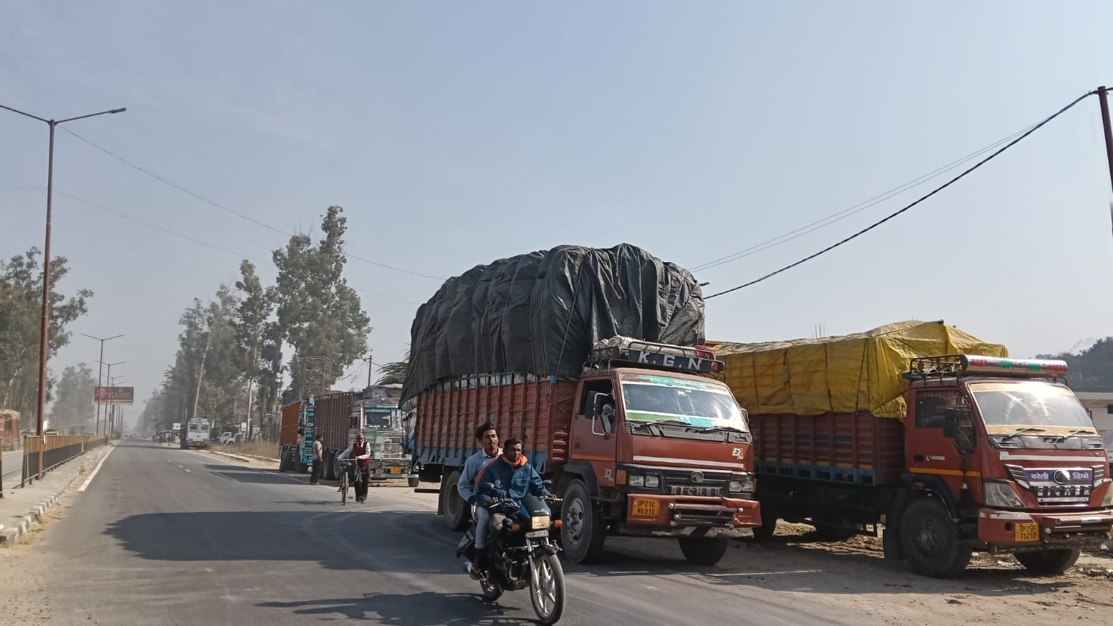 पूरनपुर मार्ग स्थित टोल प्लाजा पर निकलता ओवरलोड ट्रक। संवाद पूरनपुर मार्ग स्थित टोल प्लाजा पर निकलता ओवरलोड ट्रक। संवाद