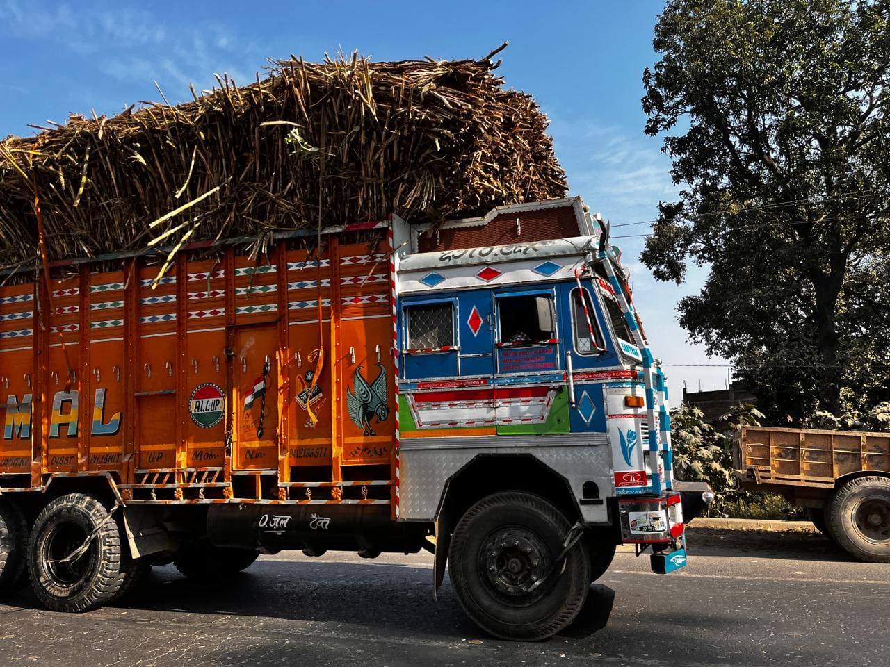 पूरनपुर मार्ग स्थित टोल प्लाजा पर निकलता ओवरलोड ट्रक। संवाद पूरनपुर मार्ग स्थित टोल प्लाजा पर निकलता ओवरलोड ट्रक। संवाद