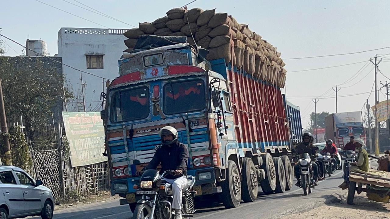 पूरनपुर मार्ग स्थित टोल प्लाजा पर निकलता ओवरलोड ट्रक। संवाद पूरनपुर मार्ग स्थित टोल प्लाजा पर निकलता ओवरलोड ट्रक। संवाद