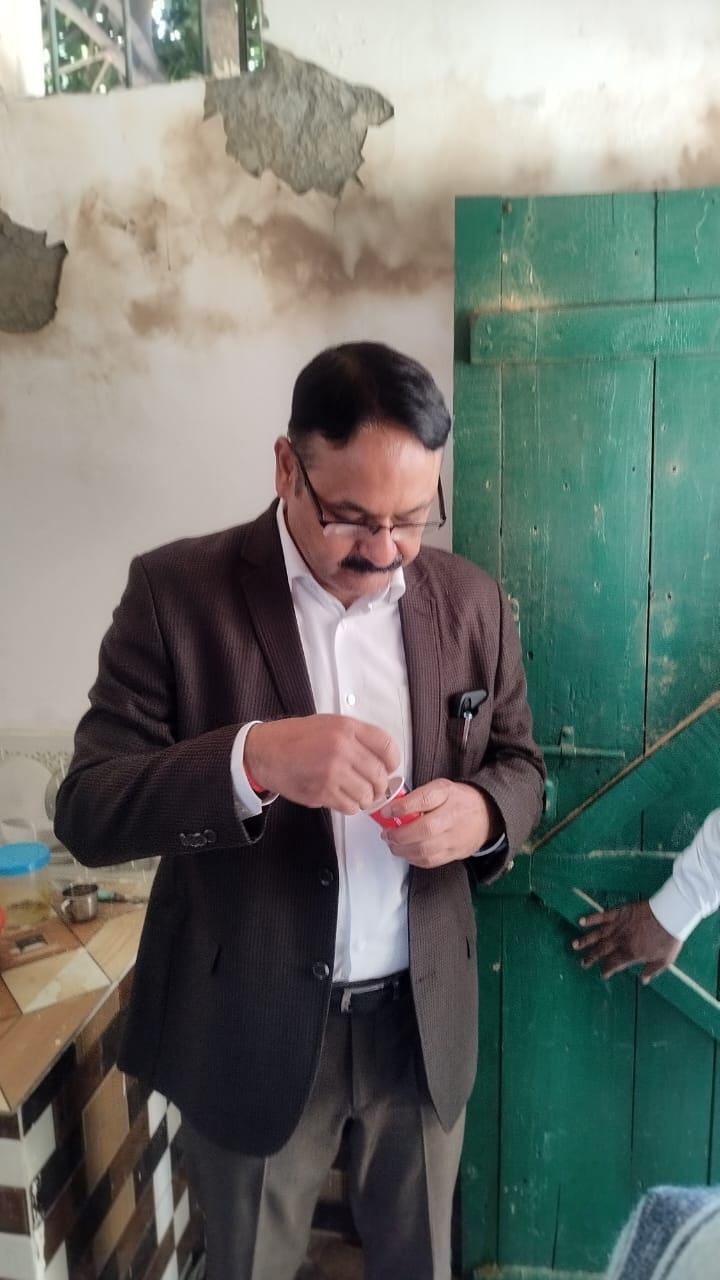 प्राथमिक विद्यालय बिसरा पार में बच्चों से पठन पाठन का स्तर जानते डीएम-स्रोत सूचना प्राथमिक विद्यालय बिसरा पार में बच्चों से पठन पाठन का स्तर जानते डीएम-स्रोत सूचना