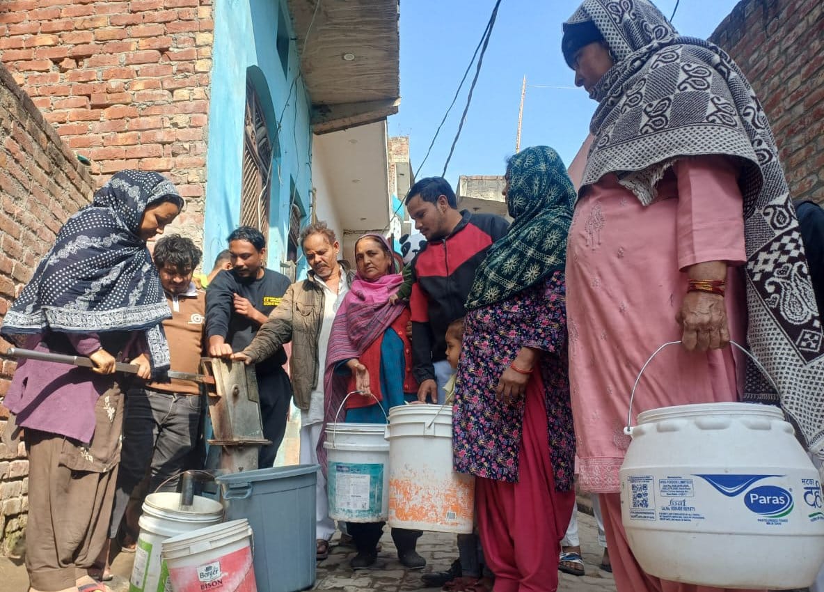 पयजल समस्या की खबर से संबंधित फोटो। बागपत यमुना रोड पर क्षतिग्रस्त हुई पाइप लाइन में काम करते पयजल समस्या की खबर से संबंधित फोटो। बागपत यमुना रोड पर क्षतिग्रस्त हुई पाइप लाइन में काम करते