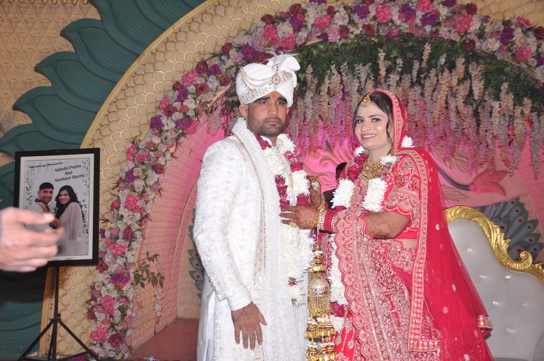 रोहतक में शादी समारोह के दौरान अर्जुन अवार्डी कबड्डी खिलाड़ी साक्षी पूनिया व खिलाड़ी सुशांत सिं