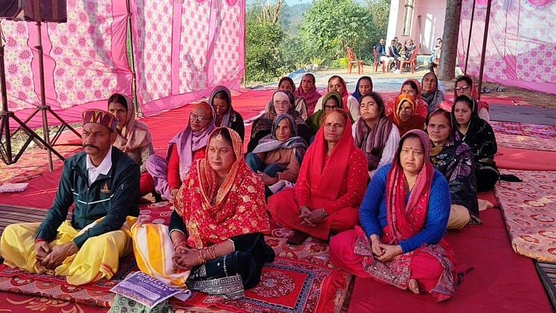 सोई में श्रीमद् भागवत कथा के शुभारंभ अवसर पर कलश यात्रा निकालते हुए लोग। स्रोत: जागरूक पाठक।