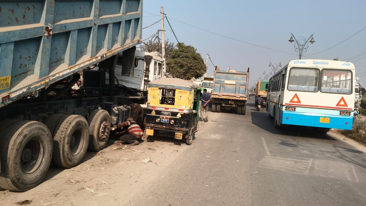 स्टेट हाइवे की सड़क पर खड़े वाहन। संवाद