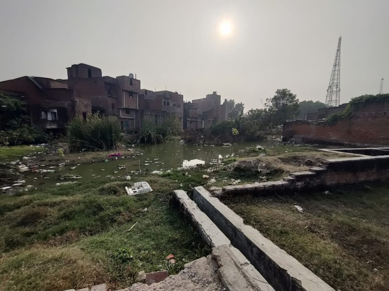 सत्यम, स्थानीय निवासी