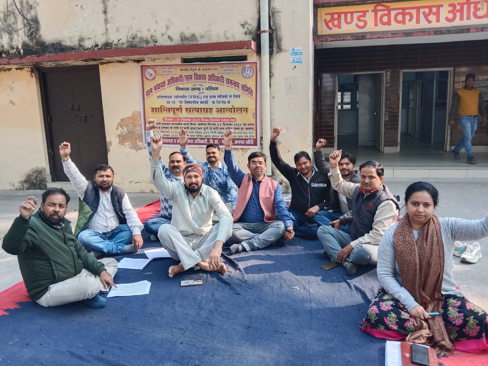 सदर ब्लाॅक के बीडीओ को ज्ञापन सौंपते सचिव। स्रोत : सचिव सदर ब्लाॅक के बीडीओ को ज्ञापन सौंपते सचिव। स्रोत : सचिव