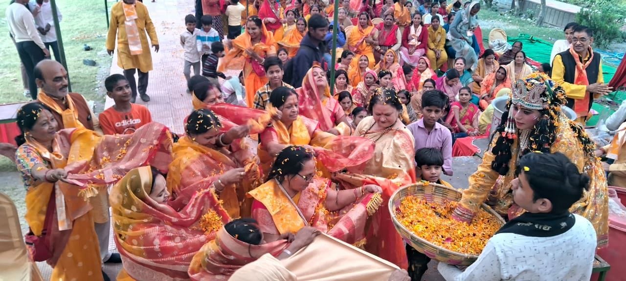 श्रीमद्भागवत कथा के समापन पर खेली फूलों की होली
