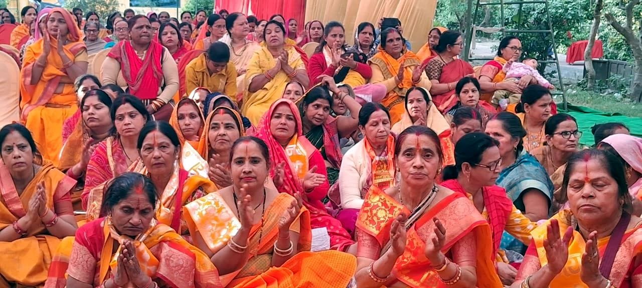 श्रीमद्भागवत कथा के समापन पर खेली फूलों की होली