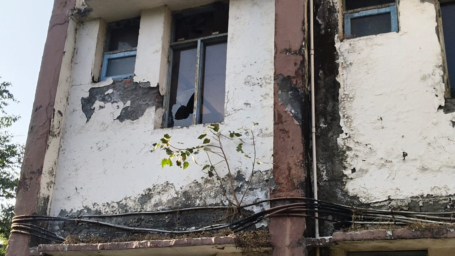 टूटी लाइटें प पोल पर लगा जंग। संवाद