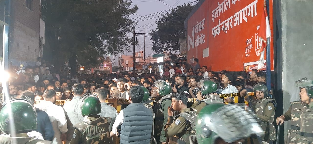 दोपहर में चक्काजाम कर किया हनुमान चालीसा का पाठ