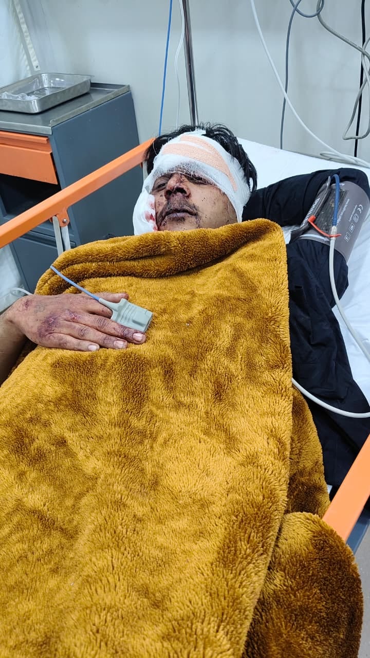 दुर्घटना में क्षतिग्रस्त कार जो बारातियों को लेकर लौट रही थी। (परीक्षितगढ) दुर्घटना में क्षतिग्रस्त कार जो बारातियों को लेकर लौट रही थी। (परीक्षितगढ)