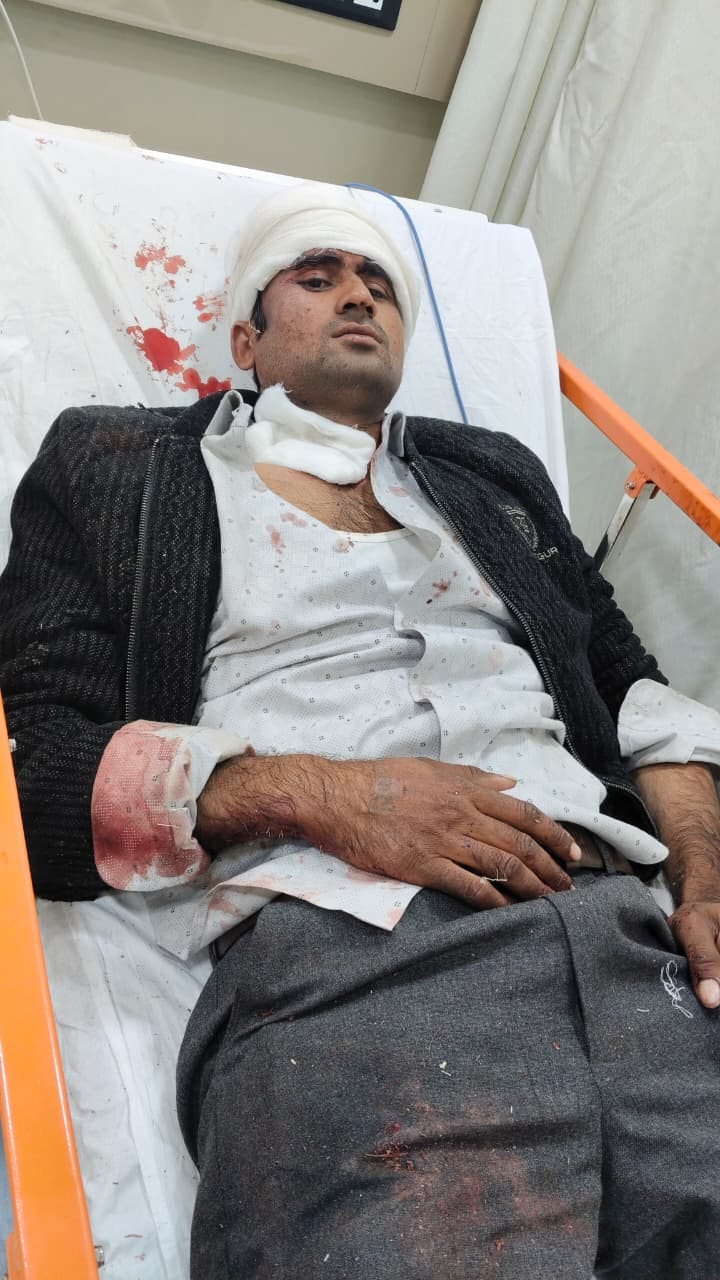 दुर्घटना में क्षतिग्रस्त कार जो बारातियों को लेकर लौट रही थी। (परीक्षितगढ) दुर्घटना में क्षतिग्रस्त कार जो बारातियों को लेकर लौट रही थी। (परीक्षितगढ)
