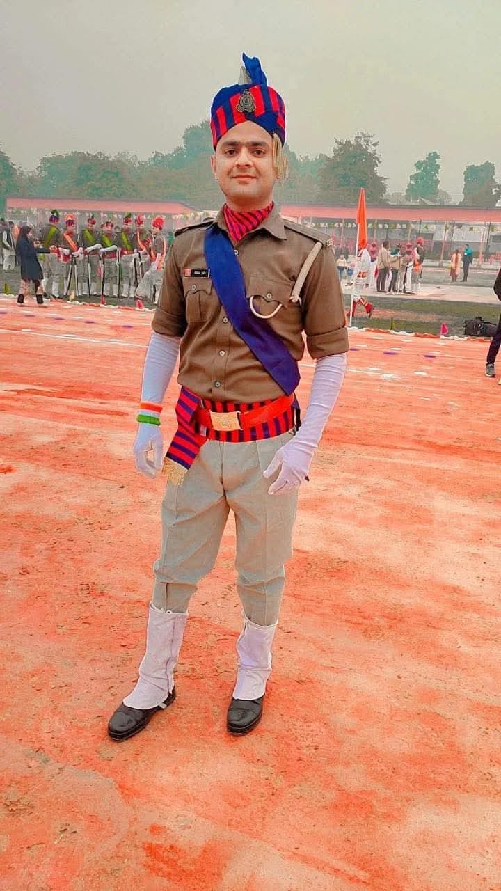 दौराला- सिपाही निखिल की अंतिम यात्रा के दौरान पिता प्रदीप फफक कर रोने लगे, प्रदीप को सांत्वना दौराला- सिपाही निखिल की अंतिम यात्रा के दौरान पिता प्रदीप फफक कर रोने लगे, प्रदीप को सांत्वना