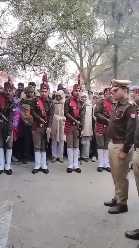 दौराला- सिपाही निखिल की अंतिम यात्रा के दौरान पिता प्रदीप फफक कर रोने लगे, प्रदीप को सांत्वना दौराला- सिपाही निखिल की अंतिम यात्रा के दौरान पिता प्रदीप फफक कर रोने लगे, प्रदीप को सांत्वना