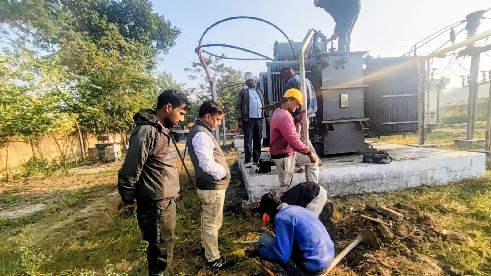 उपकेंद्र के इनकमिंग पैनल में लगी आग एवं मरम्मत करती तकनीकी टीम। उपकेंद्र के इनकमिंग पैनल में लगी आग एवं मरम्मत करती तकनीकी टीम।