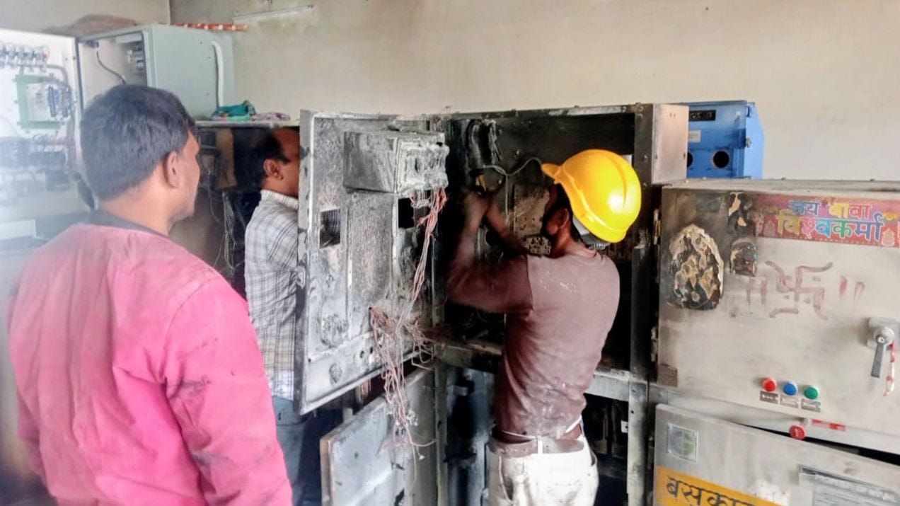 उपकेंद्र के इनकमिंग पैनल में लगी आग एवं मरम्मत करती तकनीकी टीम। उपकेंद्र के इनकमिंग पैनल में लगी आग एवं मरम्मत करती तकनीकी टीम।