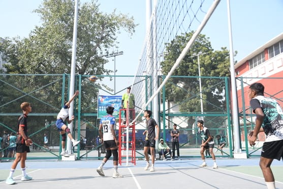 वाॅलीबॉल के मुकाबले के दाैरान अंक हासिल करने का प्रयास करते खिलाड़ी। 