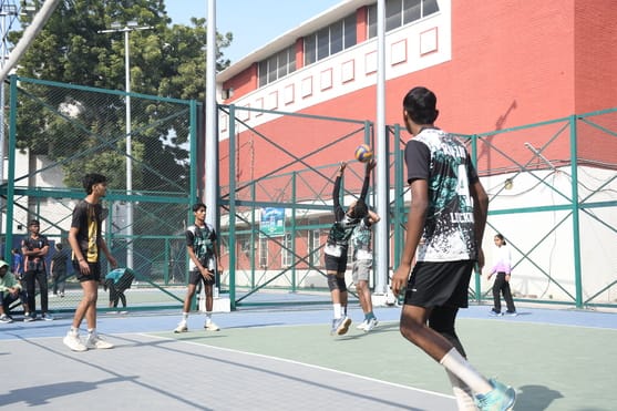 वाॅलीबॉल के मुकाबले के दाैरान अंक हासिल करने का प्रयास करते खिलाड़ी। 