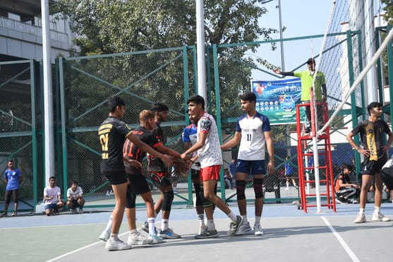 वाॅलीबॉल के मुकाबले के दाैरान अंक हासिल करने का प्रयास करते खिलाड़ी। 