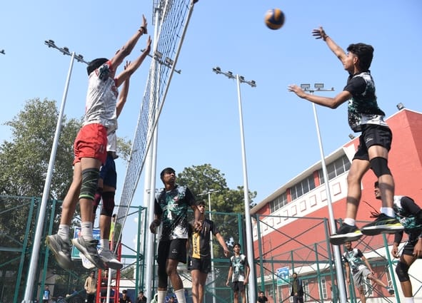 वाॅलीबॉल के मुकाबले के दाैरान अंक हासिल करने का प्रयास करते खिलाड़ी। 