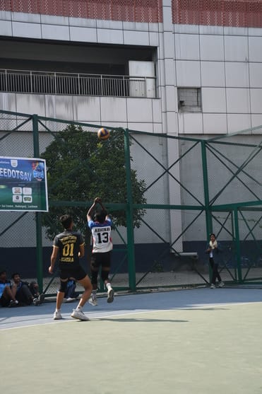 वाॅलीबॉल के मुकाबले के दाैरान अंक हासिल करने का प्रयास करते खिलाड़ी। 