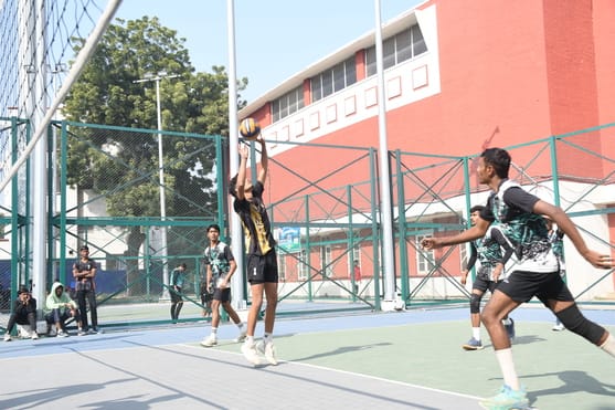 वाॅलीबॉल के मुकाबले के दाैरान अंक हासिल करने का प्रयास करते खिलाड़ी। 