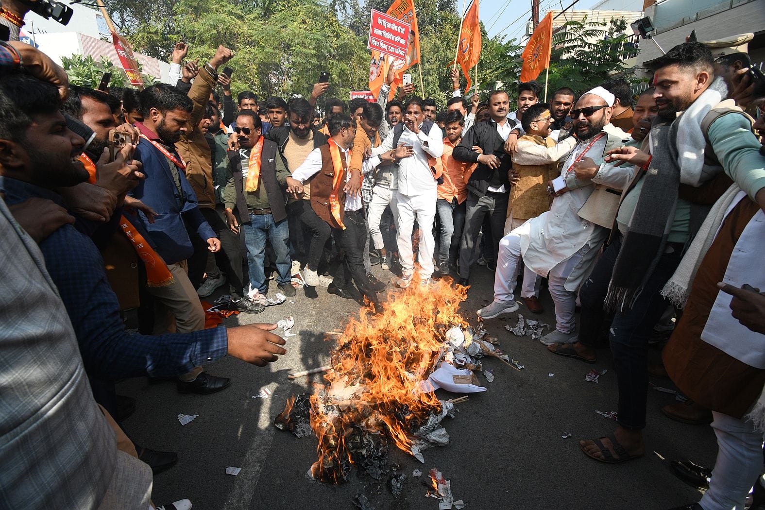 विश्व हिंदू रक्षा परिषद के कार्यकर्ताओं ने गोमतीनगर में मौलाना महमूद मदनी, तेलंगाना के सीएम रेव विश्व हिंदू रक्षा परिषद के कार्यकर्ताओं ने गोमतीनगर में मौलाना महमूद मदनी, तेलंगाना के सीएम रेव