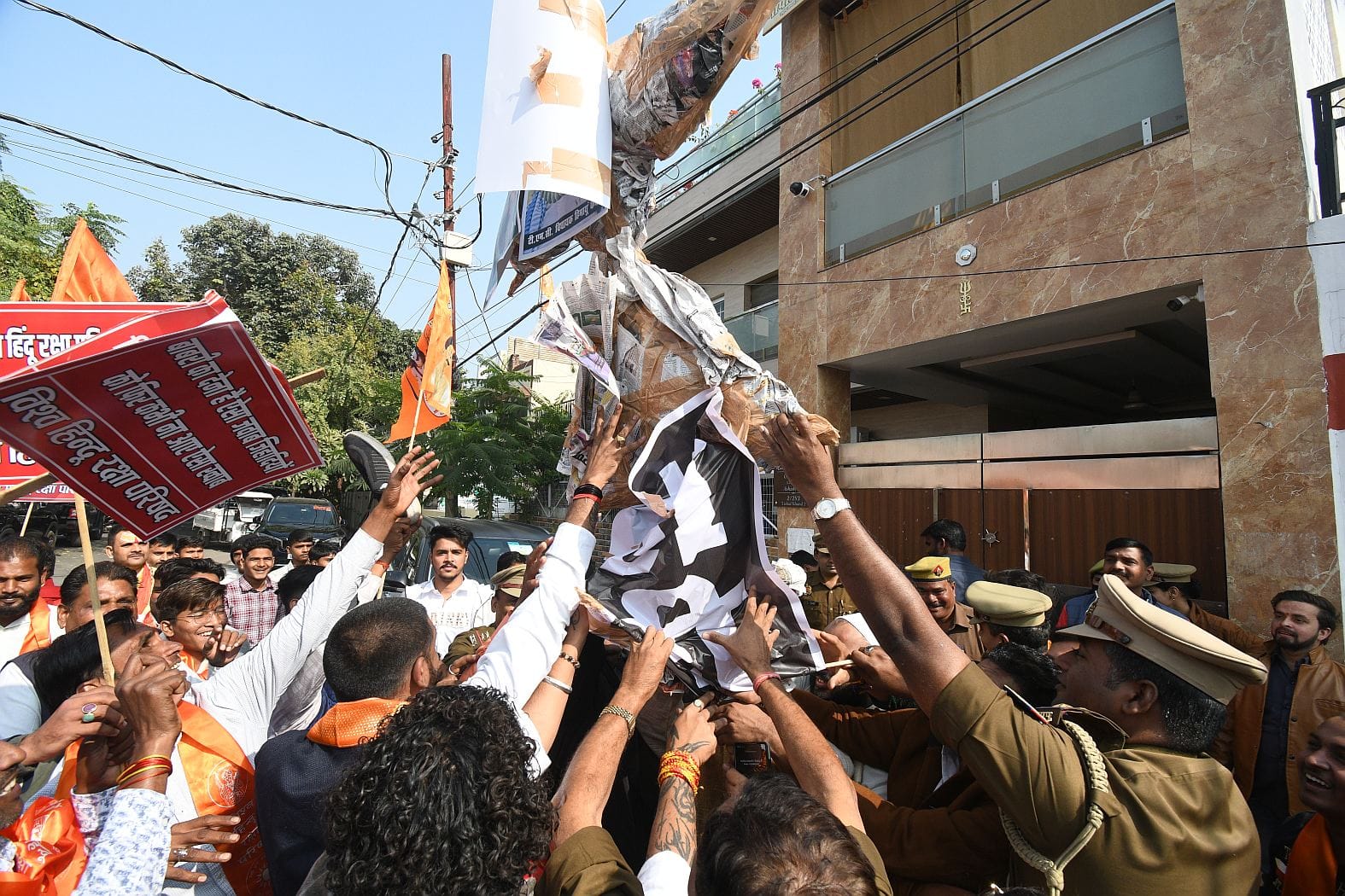 विश्व हिंदू रक्षा परिषद के कार्यकर्ताओं ने गोमतीनगर में मौलाना महमूद मदनी, तेलंगाना के सीएम रेव विश्व हिंदू रक्षा परिषद के कार्यकर्ताओं ने गोमतीनगर में मौलाना महमूद मदनी, तेलंगाना के सीएम रेव