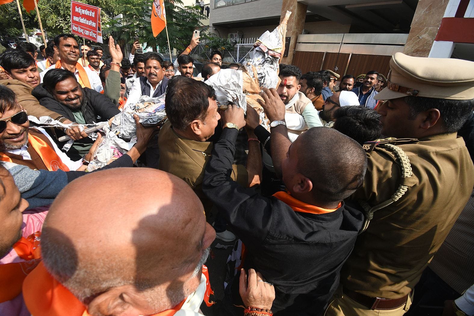 विश्व हिंदू रक्षा परिषद के कार्यकर्ताओं ने गोमतीनगर में मौलाना महमूद मदनी, तेलंगाना के सीएम रेव विश्व हिंदू रक्षा परिषद के कार्यकर्ताओं ने गोमतीनगर में मौलाना महमूद मदनी, तेलंगाना के सीएम रेव