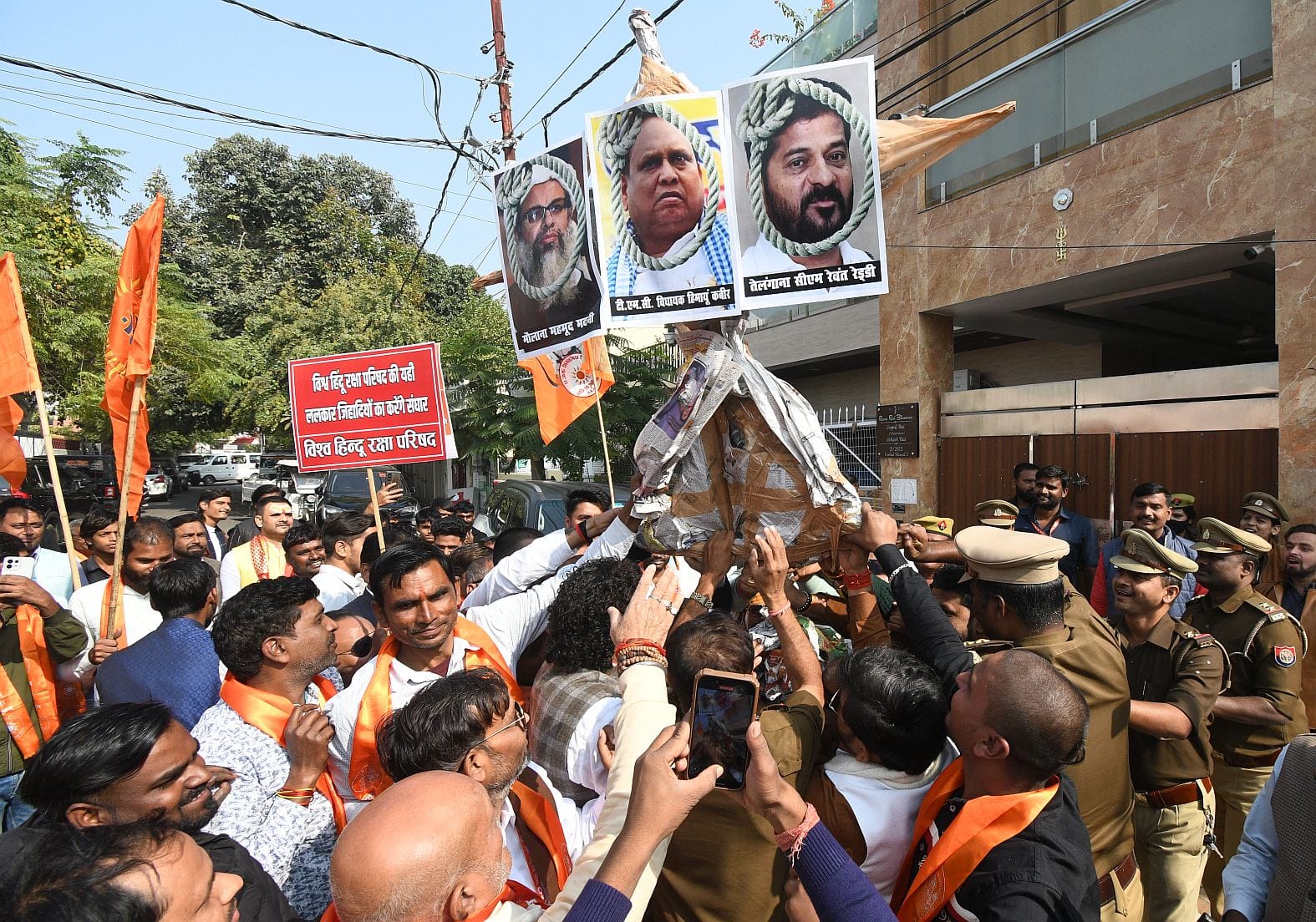 विश्व हिंदू रक्षा परिषद के कार्यकर्ताओं ने गोमतीनगर में मौलाना महमूद मदनी, तेलंगाना के सीएम रेव विश्व हिंदू रक्षा परिषद के कार्यकर्ताओं ने गोमतीनगर में मौलाना महमूद मदनी, तेलंगाना के सीएम रेव