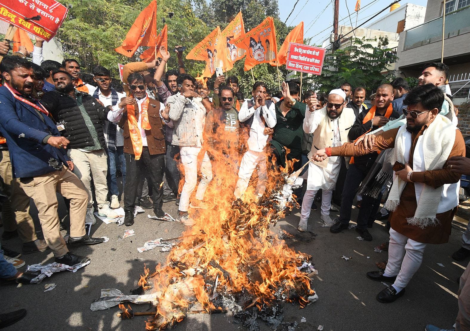 विश्व हिंदू रक्षा परिषद के कार्यकर्ताओं ने गोमतीनगर में मौलाना महमूद मदनी, तेलंगाना के सीएम रेव विश्व हिंदू रक्षा परिषद के कार्यकर्ताओं ने गोमतीनगर में मौलाना महमूद मदनी, तेलंगाना के सीएम रेव
