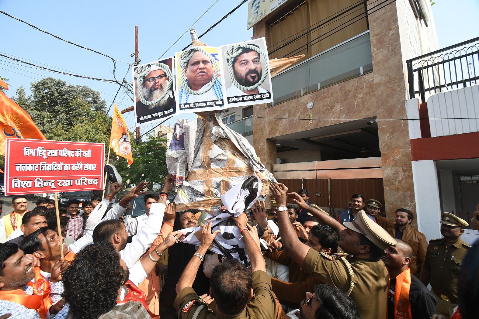 विश्व हिंदू रक्षा परिषद के कार्यकर्ताओं ने गोमतीनगर में मौलाना महमूद मदनी, तेलंगाना के सीएम रेव विश्व हिंदू रक्षा परिषद के कार्यकर्ताओं ने गोमतीनगर में मौलाना महमूद मदनी, तेलंगाना के सीएम रेव