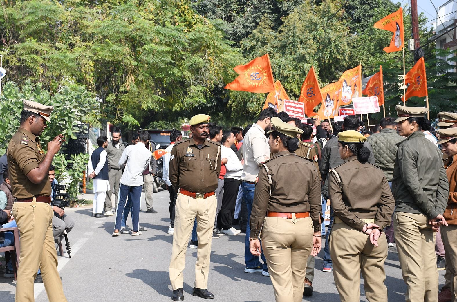 विश्व हिंदू रक्षा परिषद के कार्यकर्ताओं ने गोमतीनगर में मौलाना महमूद मदनी, तेलंगाना के सीएम रेव विश्व हिंदू रक्षा परिषद के कार्यकर्ताओं ने गोमतीनगर में मौलाना महमूद मदनी, तेलंगाना के सीएम रेव